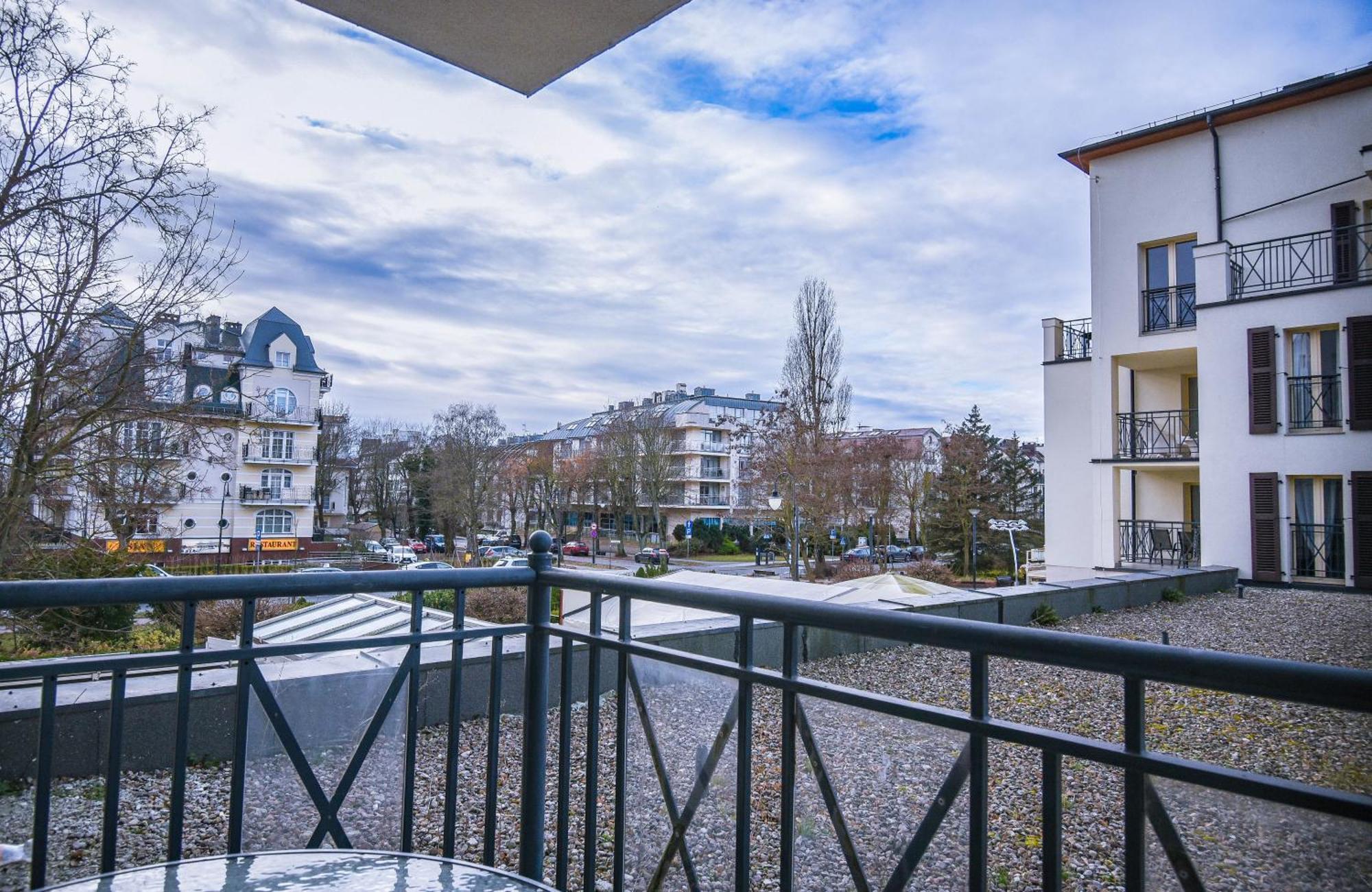 Apartamenty Promenada Z Tarasem I Parkingiem - Apartamenty Na Wyspie Świnoujście Exteriör bild