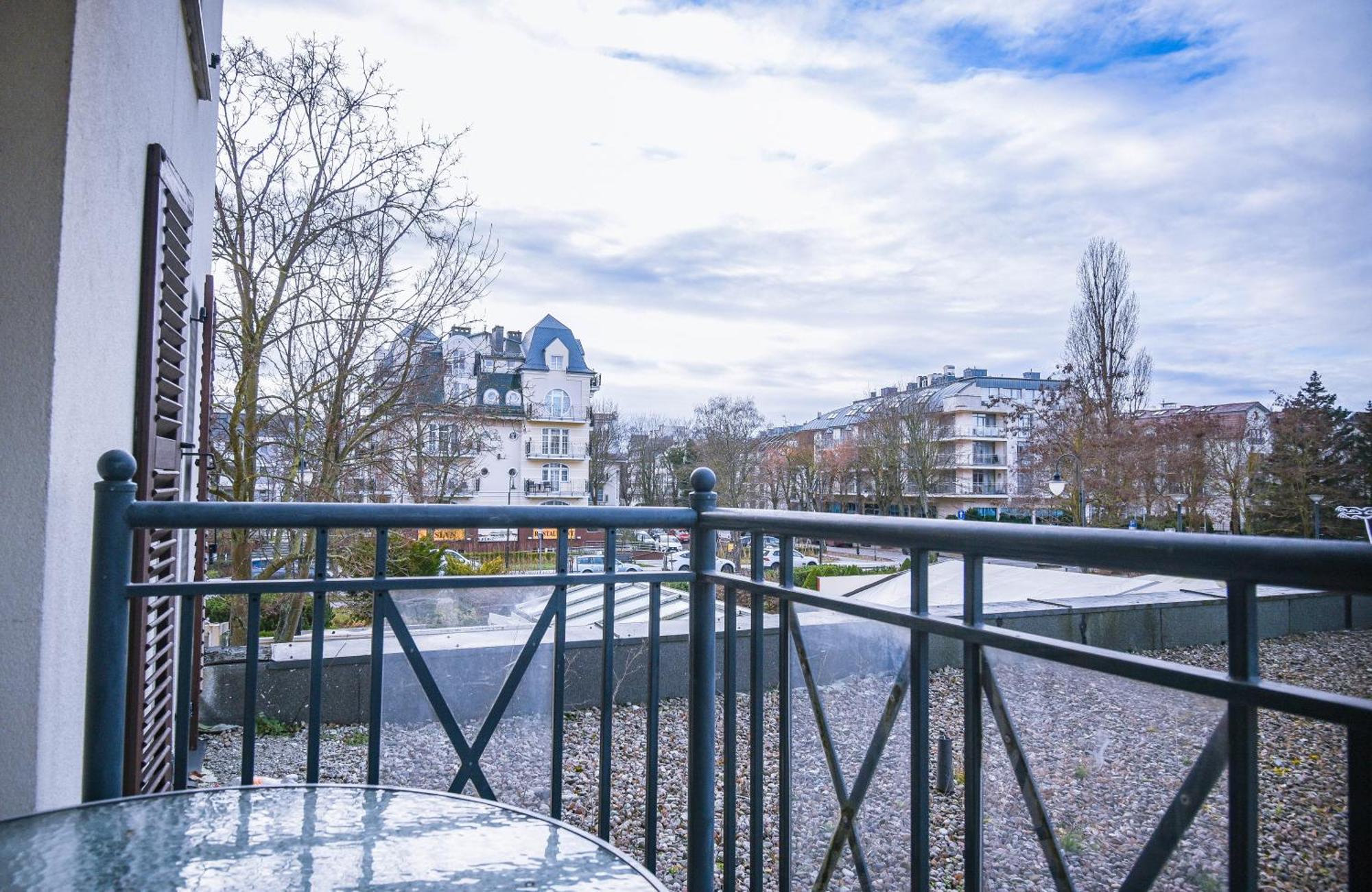 Apartamenty Promenada Z Tarasem I Parkingiem - Apartamenty Na Wyspie Świnoujście Exteriör bild